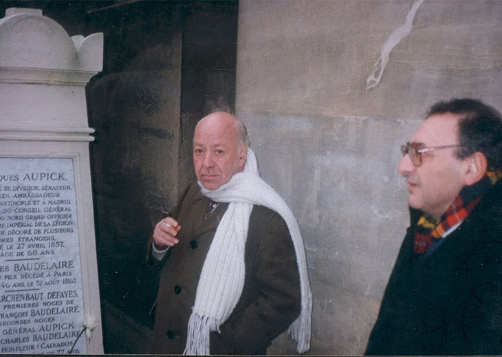 Aldo con Juan José Saer ante la tumba de Baudelaire.