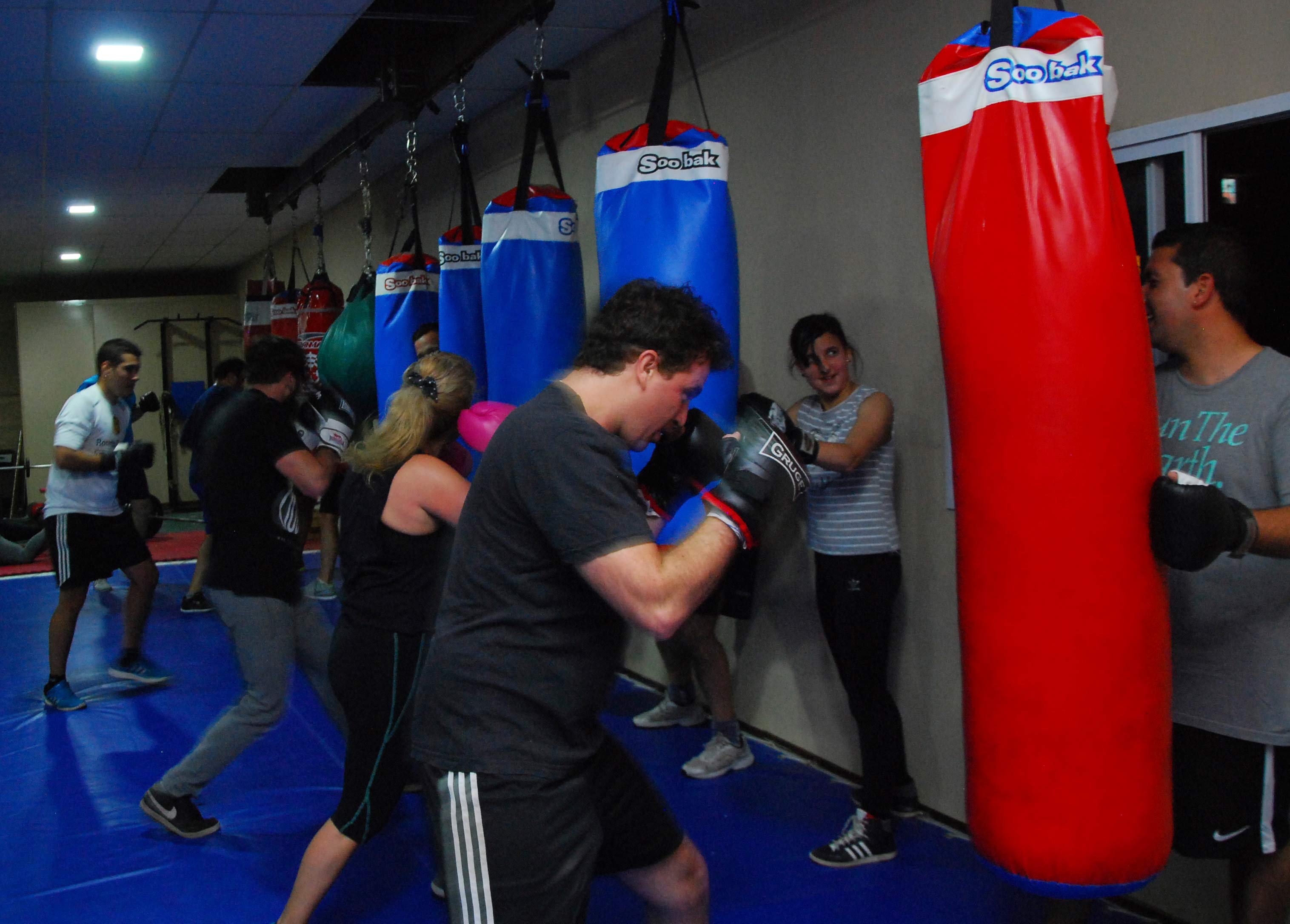 En el segundo piso del club hay un espacio para la práctica del boxeo y artes marciales. (Foto: Enrique Galletto). 