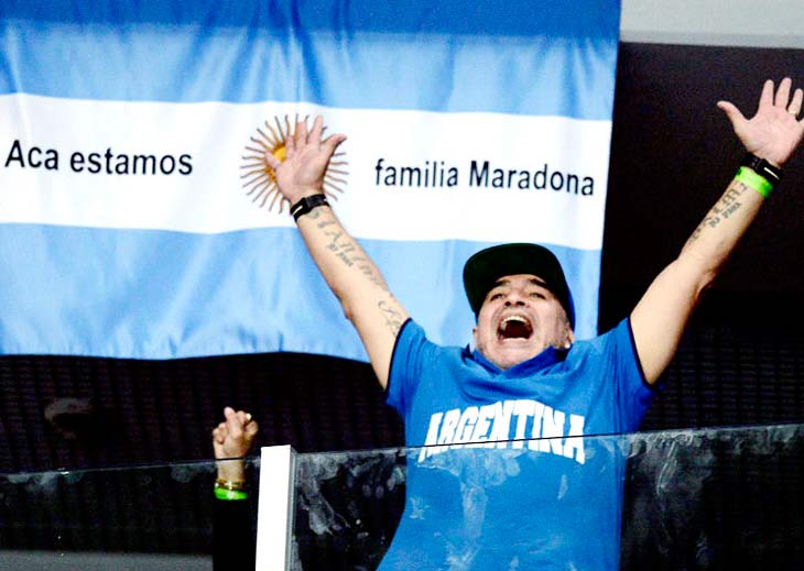 Diego presente. Maradona alentó desde bien temprano a Delbonis y luego a Delpo.