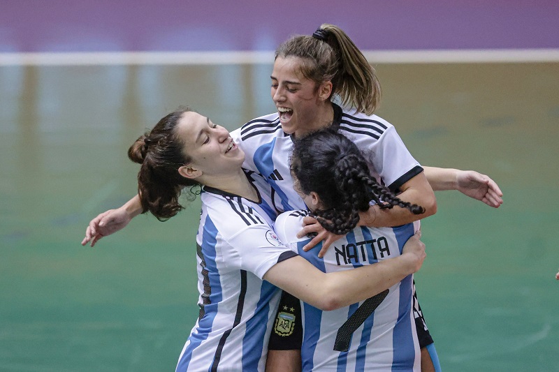 Con dos goles de la rosarina Lucía Rossi, la Selección clasificó a las semifinales del Sudamericano