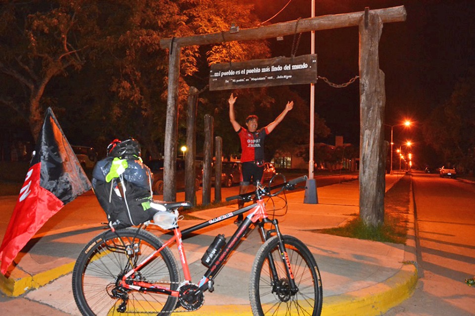 De San Javier a Paraguay: un hincha de Colón viaja a ver la final en bicicleta - El Ciudadano & La Gente