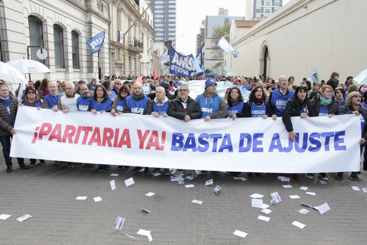 Docentes de Amsafé y Sadop paran y movilizan en busca de mejor oferta ...