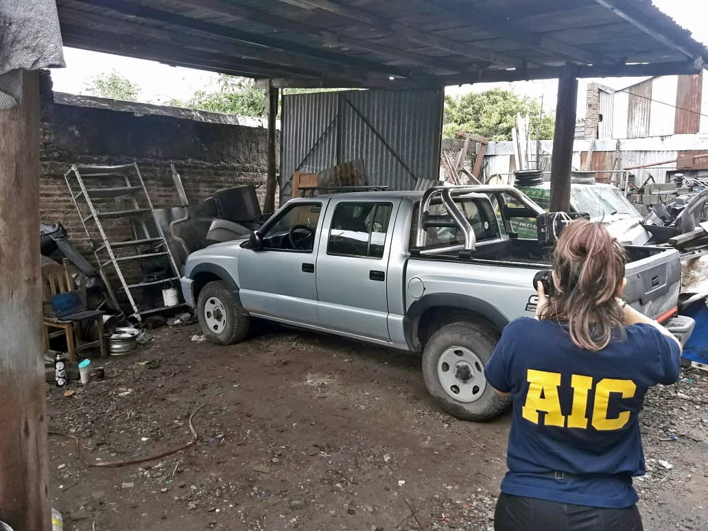 Where did the two stolen cars end up?  In Pedro – Diario El Ciudadano y la Región tire deposit and tire shop