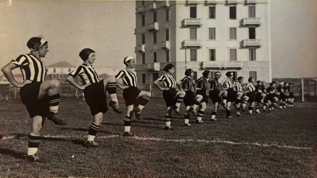 Un gruppo di donne sfida Mussolini con un pallone al piede in Italia – Diario El Ciudadano y La Region