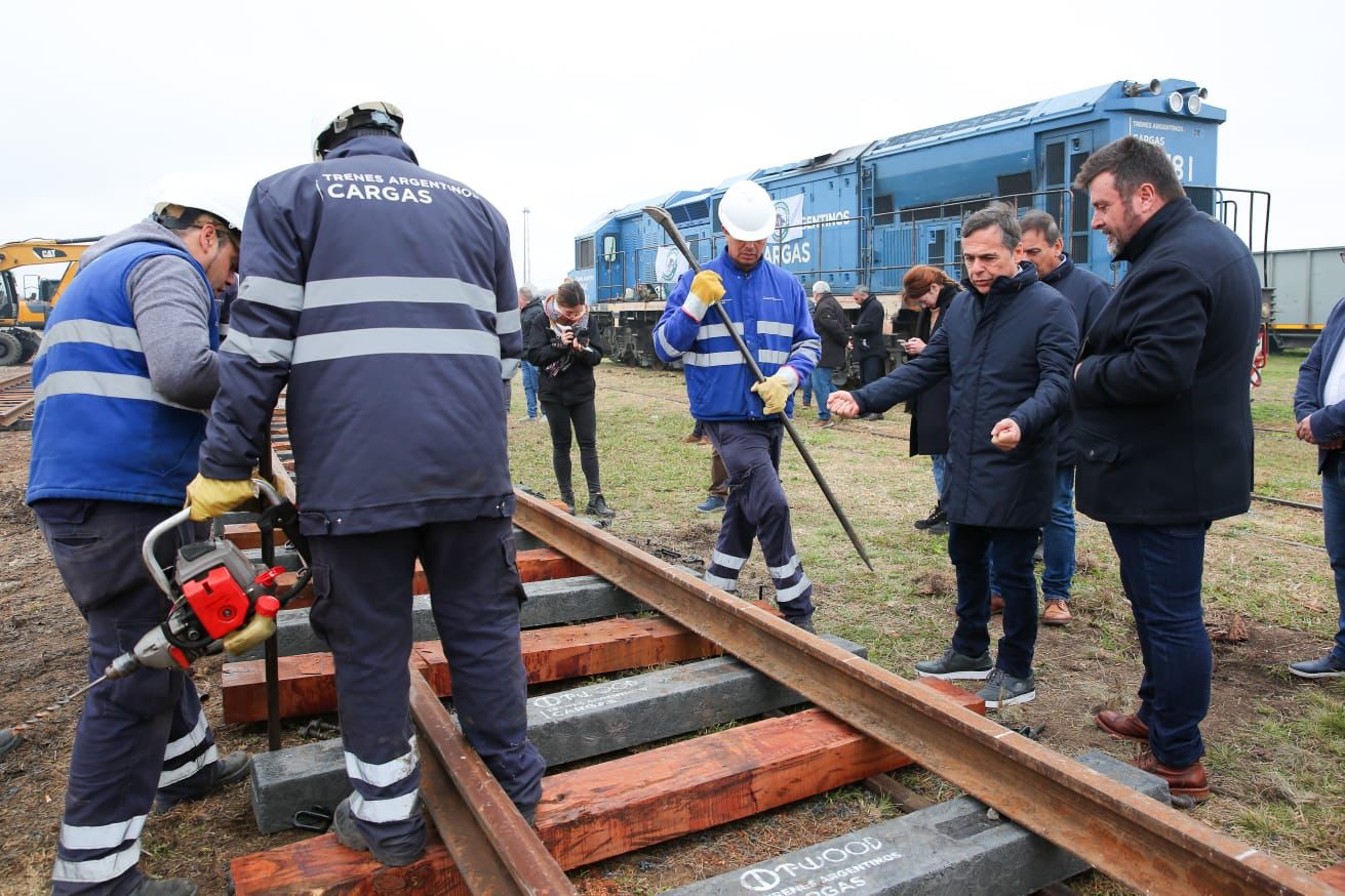 Instalaron 80 durmientes de plástico reciclado sobre las vías de Trenes Argentinos Cargas