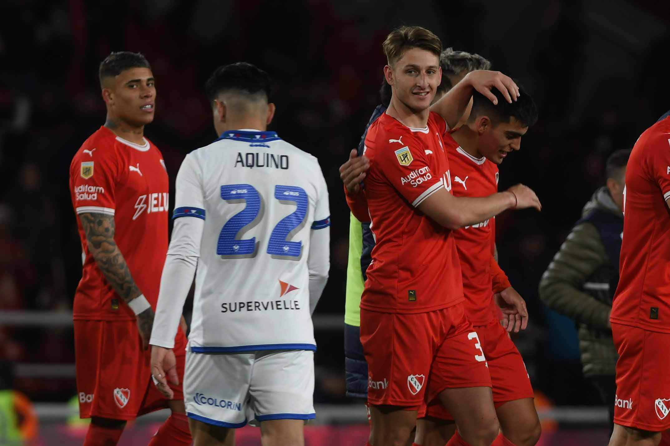 En el debut de Carlos Tevez, Independiente derrotó 2-1 a Vélez en un ...