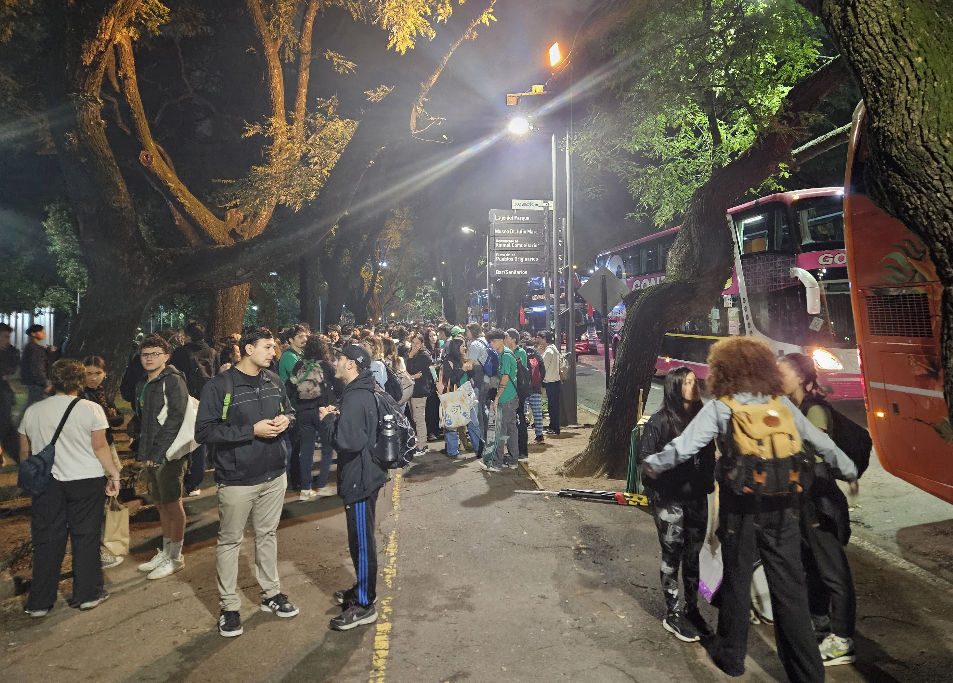 Estudiantes y docentes de la UNR partieron a la marcha federal en ...